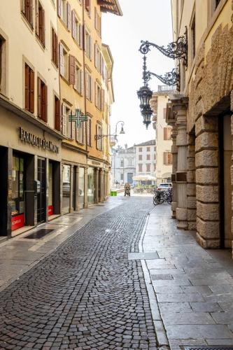 an empty cobblestone street in a city with buildings at PuRPLE HoUSE CEntro STOriCO UDinE in Udine