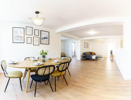 une salle à manger et un salon avec une table et des chaises dans l'établissement Impasse verte, à Saint-Quentin