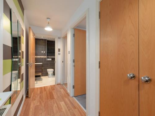爱丁堡Modern 2-Bdr Flat in Edinburgh - Pass the Keys的走廊通往带卫生间的浴室