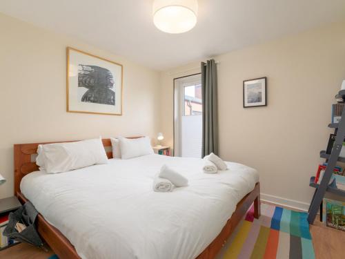 爱丁堡Modern 2-Bdr Flat in Edinburgh - Pass the Keys的卧室里有一张白色的大床，床边有一扇窗户