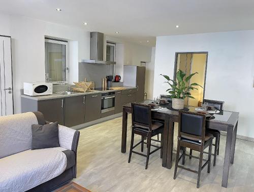 un salon avec une table de salle à manger et une cuisine dans l'établissement St Claire vieille ville d'Annecy, à Annecy