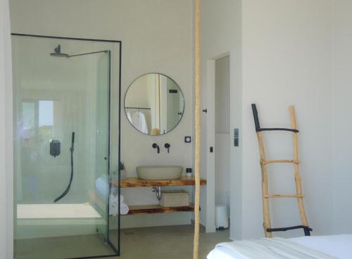 スパルティアにあるMelia by Vintage Travelのシャワー、洗面台、鏡を備えたバスルーム