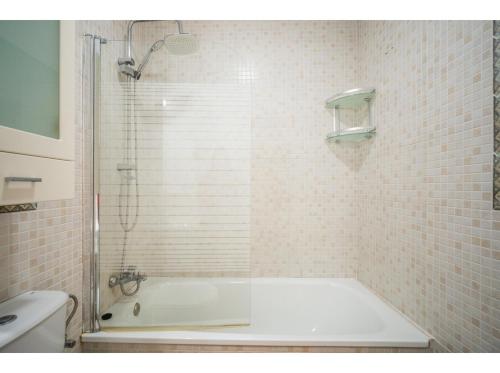 łazienka z prysznicem i białą wanną w obiekcie Apartamento 2H Zahara Mar w mieście Zahara de los Atunes