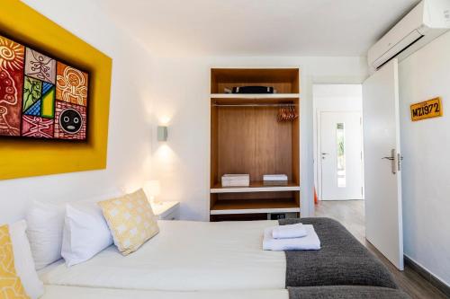 En eller flere senge i et værelse på CAN MARTONA