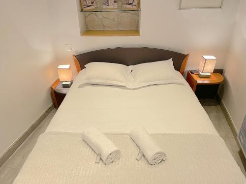 une chambre avec un lit avec deux serviettes dessus dans l'établissement St Claire vieille ville d'Annecy, à Annecy