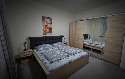 En eller flere senge i et værelse på Lotti Apartman