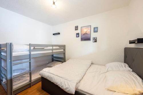 a small bedroom with a bunk bed and a bunk bed gmaxwell gmaxwell gmaxwell at Bel Appartement Au Pied Des Pistes in Saint-François-Longchamp