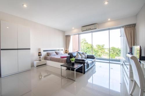 Afbeelding uit fotogalerij van Sea view studio Chic Condo Karon in Karon Beach