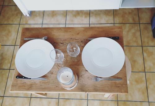 2 toilettes blanches assises sur une planche à découper en bois dans l'établissement Le Refuge Alpin, à Cordon