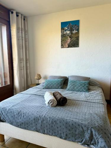 une chambre avec un lit sur lequel est allongé un chien dans l'établissement Le Refuge Alpin, à Cordon