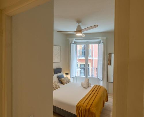 a bedroom with a bed and a window at Zapatería 30 by Clabao in Pamplona