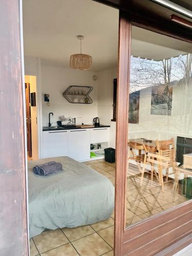 une chambre avec un lit et une cuisine avec une table dans l'établissement Le Refuge Alpin, à Cordon