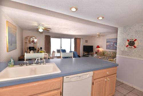 uma cozinha com um lavatório e uma bancada em Holiday Villas II em Clearwater Beach