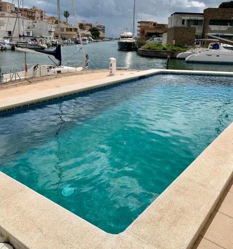 Apartamento Con Piscina - Magníficas vistas a canal - Aire Acondicionado B
