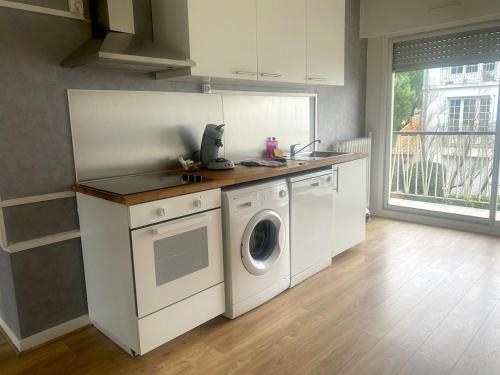 une cuisine avec une machine à laver et un évier dans l'établissement ღ L'Envergure - Spacieux,Wifi & Balcon, à La Rochelle