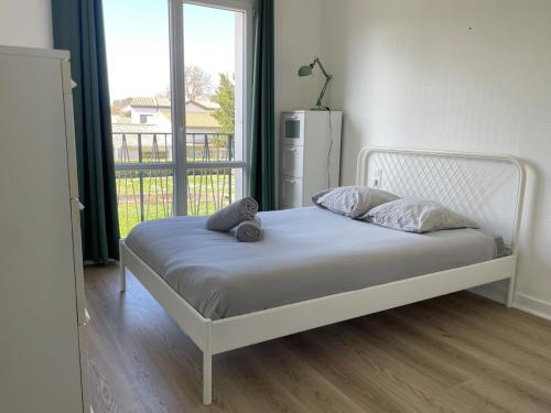 - un lit avec un ours en peluche dans une chambre dans l'établissement ღ L'Envergure - Spacieux,Wifi & Balcon, à La Rochelle