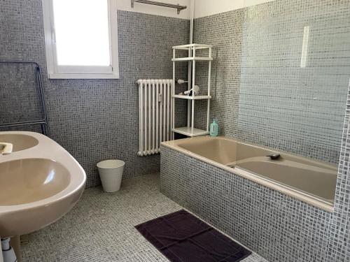 une salle de bain avec une baignoire, un lavabo et des toilettes dans l'établissement ღ L'Envergure - Spacieux,Wifi & Balcon, à La Rochelle