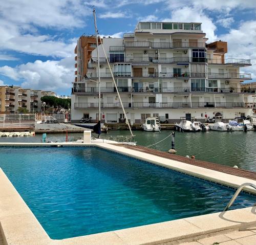 Apartamento Con Piscina - Magníficas vistas a canal - Aire Acondicionado B