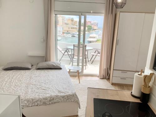Apartamento Con Piscina - Magníficas vistas a canal - Aire Acondicionado B