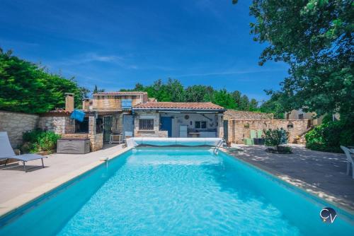 une piscine devant une maison dans l'établissement Villa avec piscine et studio, Séjour convivial !, à Sabran