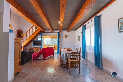 une cuisine et une salle à manger avec une table et des chaises dans l'établissement Villa avec piscine et studio, Séjour convivial !, à Sabran