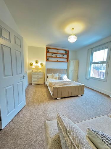 a large bedroom with a bed and a window at Double Bedroom in Birmingham Near City Center in Birmingham