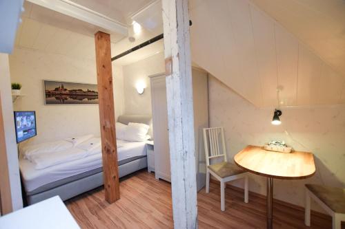 a small room with a bed and a table at Ferienwohnung Ratisbona in Regensburg