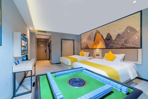 Habitación de hotel con 2 camas y piscina en Fanbo Hotel, en Zhongshan