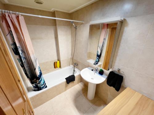 a bathroom with a sink and a tub and a toilet at Chalet a 15 min de Segovia con barbacoa y piscina in Hontanares de Eresma