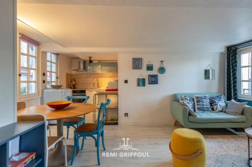 un salon avec une table et une cuisine dans l'établissement Confidentielle House Historic City Center 4 Guests, à Honfleur