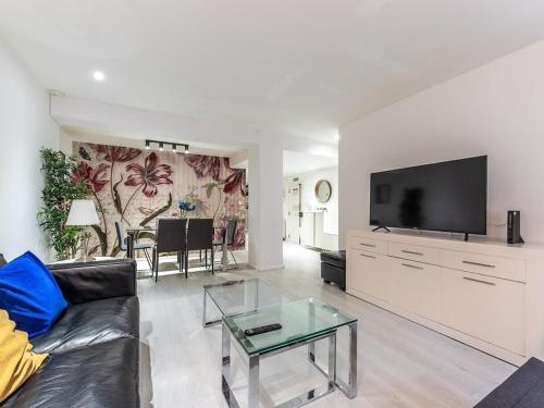 Aston - Bilbao Mercado de la Rivera in Casco Viejo