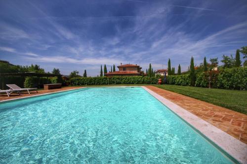a swimming pool in the yard of a house at Agriturismo Casal Gheriglio in Lucignano