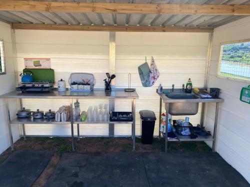 纽波特Usk View Glamping Caerleon的车库里装有架子和水槽