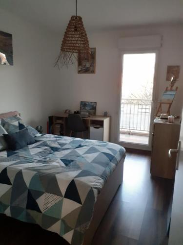 une chambre avec un lit, un bureau et une fenêtre dans l'établissement Bichette, à Cavaillon