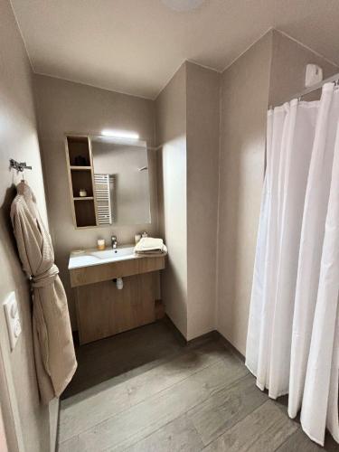 une salle de bain avec un lavabo et un miroir dans l'établissement Zenao Appart'hôtels Cenon, à Cenon