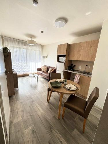 une cuisine et un salon avec une table dans la chambre dans l'établissement Zenao Appart'hôtels Cenon, à Cenon