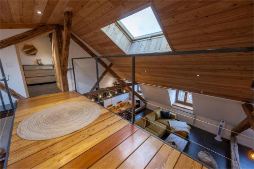 an overhead view of a room with wooden floors and a window at Pépite Alpine - Centre ville - WIFI in Barcelonnette
