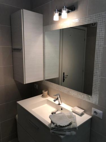 un baño con lavabo y espejo en Villa Carina, en Tertenìa