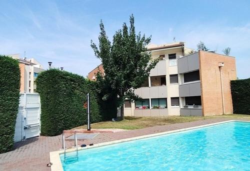 une maison avec piscine devant un immeuble dans l'établissement CHARMANT STUDIO☆NETFLIX☆CANAL+☆CANAL SAT☆PARKING☆, à Ramonville-Saint-Agne