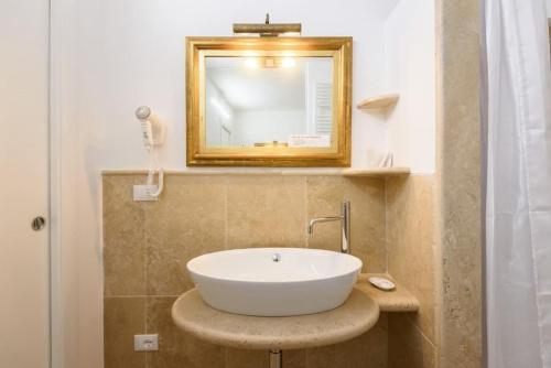 a bathroom with a white sink and a mirror at Agriturismo Casal Gheriglio in Lucignano