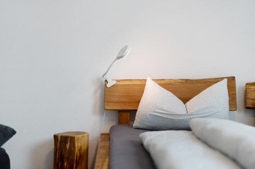 Una cama o camas en una habitación de Schlegelhansenhof
