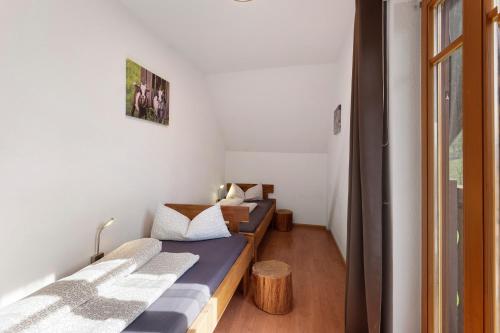Una cama o camas en una habitación de Schlegelhansenhof