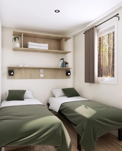 deux lits assis dans une pièce avec une fenêtre dans l'établissement Camping 3 étoiles - Piscine - eehdai, à Sigean