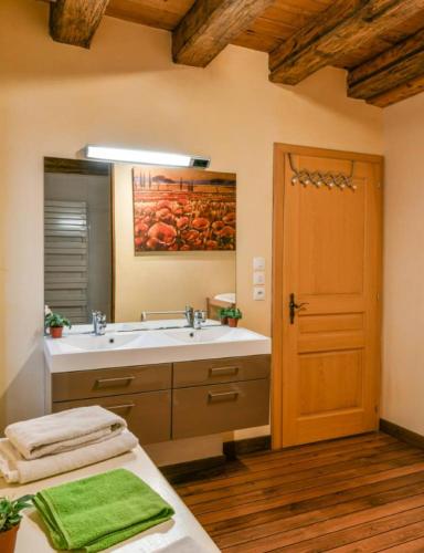 une salle de bain avec un lavabo et un miroir dans l'établissement Gite de la Porte des Pucelles, à Ribeauvillé