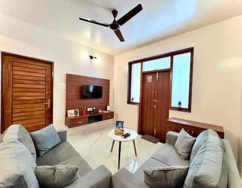 a living room with a couch and a ceiling fan at Cinnamon Stays Benaulim in Benaulim