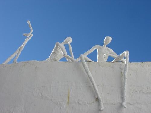 a sculpture of two people on top of a wall at La Posada del Recovero in Genalguacil