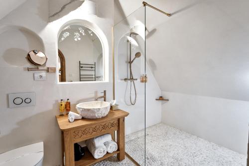 a bathroom with a sink and a shower at Matca Hotel Relais & Châteaux in Şimon