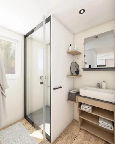 une salle de bain avec une douche en verre et un lavabo dans l'établissement Camping 3 étoiles - Piscine - eehdai, à Sigean