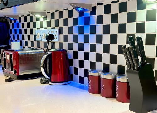 Kuchyň nebo kuchyňský kout v ubytování Zayd - Cozy Garden, Gunwharf Quays, Portsmouth Harbour Train Station, Close parking, Sleeps 1-8 Comfortably