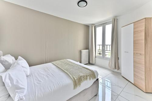 une chambre blanche avec un lit et une fenêtre dans l'établissement Modern and spacious 2 bedroom apartment - III, à Gagny